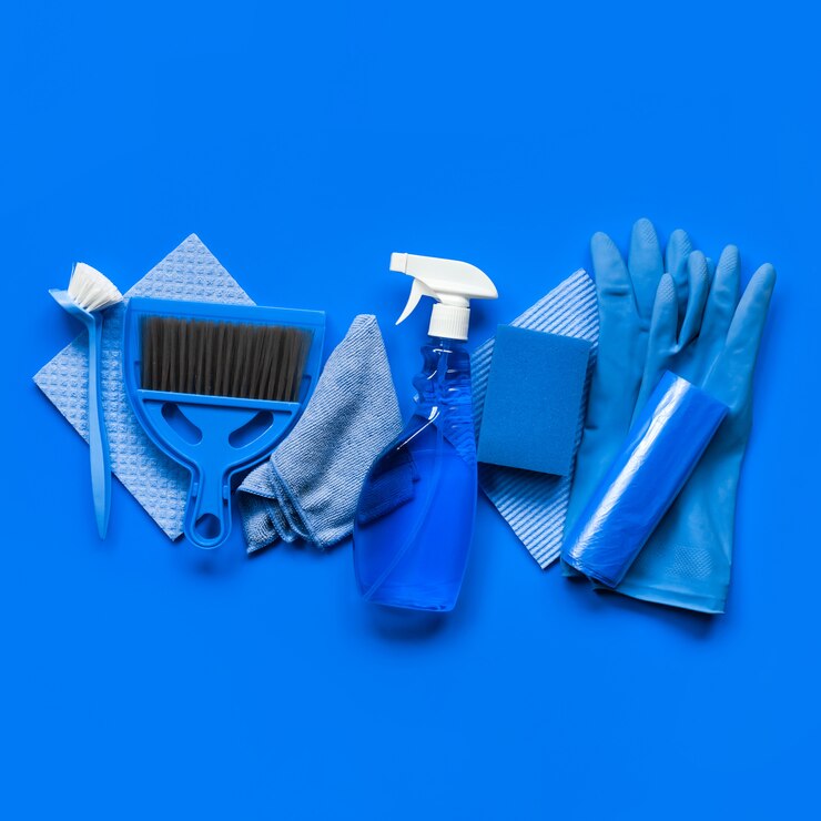 Set blu per pulizie di primavera in casa.