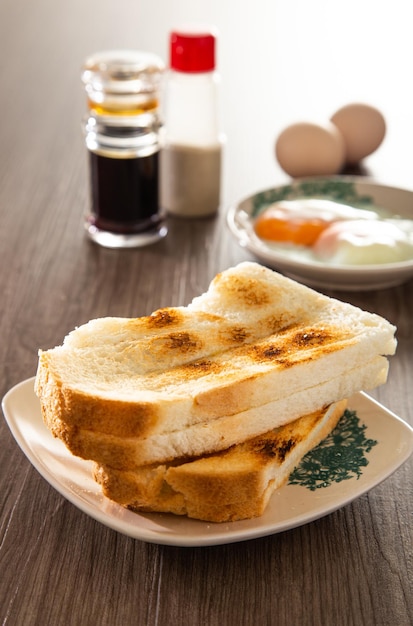 Set colazione orientale in Malesia composto da pane tostato al caffè nasi lemak e uovo mezzo sodo