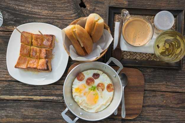 Set colazione, pane, caffè e vaschetta per le uova