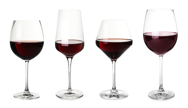 Set con bicchieri di delizioso vino rosso costoso su sfondo bianco
