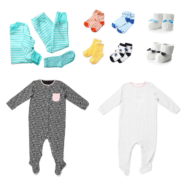 Set con diversi vestiti per bambini su sfondo bianco