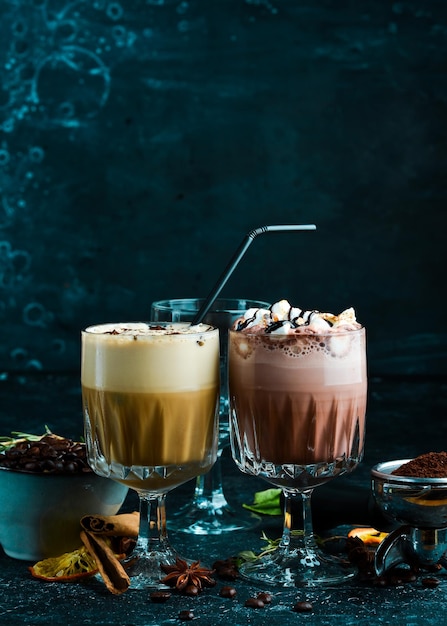 Set da caffè cacao e cioccolata calda con chicchi di caffè su sfondo nero Vista dall'alto