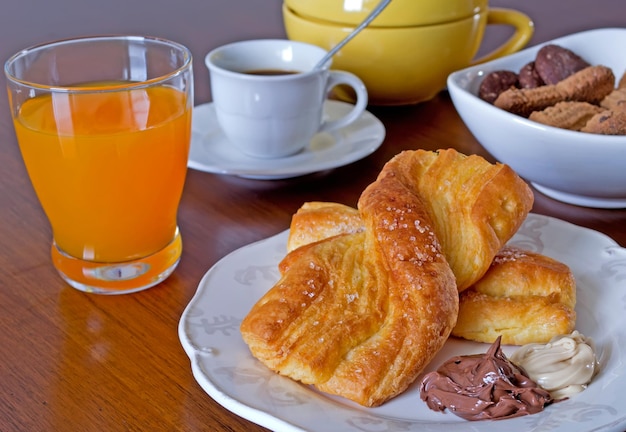 Set da colazione con snack succhi di frutta biscotti caffè e tè