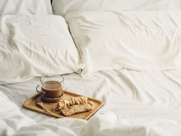 Set da colazione di Thai dolce roti e cacao caldo servito sul letto.