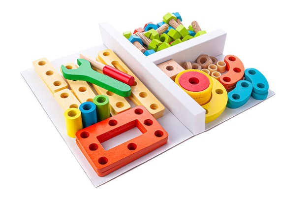 Set da costruzione in legno. Giocattolo educativo Montessori. Sfondo bianco. Avvicinamento.