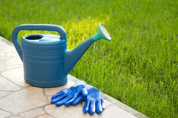 Set da giardiniere con annaffiatoio e guanti di gomma per giardinaggio