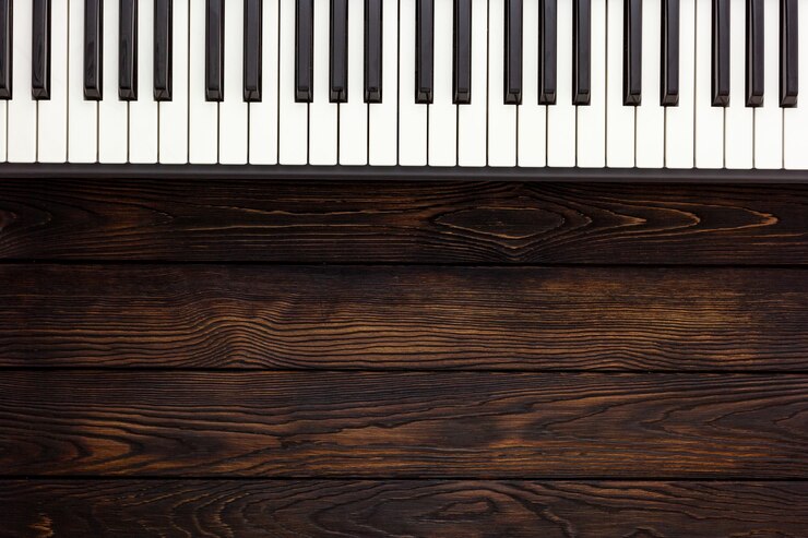 Foto set da lavoro musicista con sintetizzatore, note e cuffie