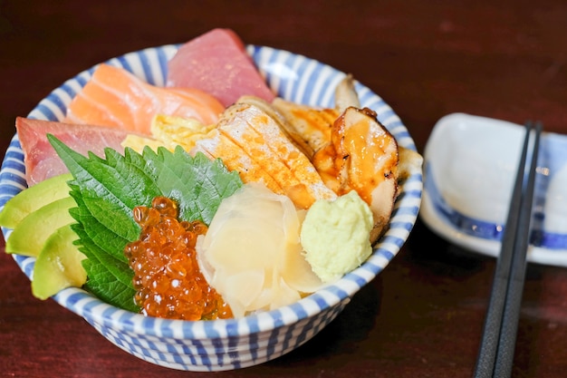 Set da pranzo giapponese Donburi, Premium di pesce crudo fresco mescolato con ciotola di riso giapponese