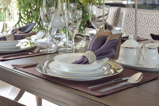 Set da pranzo in stile eleganza classico su tavolo da pranzo in legno