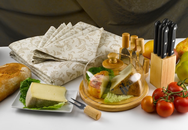 set da tavola con coltelli da formaggio e molti diversi tipi di formaggio