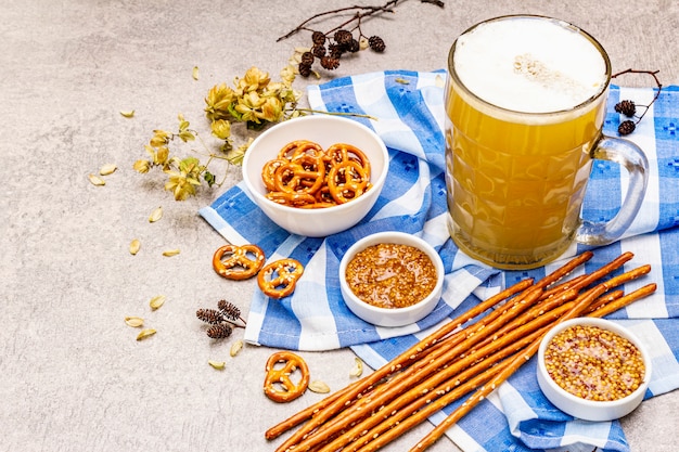 Set dell'Oktoberfest. Birra chiara, salatini, senape, paglia di sesamo, luppolo.