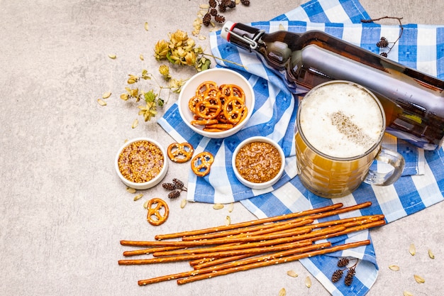 Set dell'Oktoberfest. Birra chiara, salatini, senape, paglia di sesamo, luppolo.