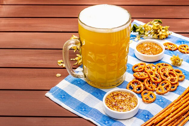 Set dell'Oktoberfest. Birra chiara, salatini, senape, paglia di sesamo, luppolo.