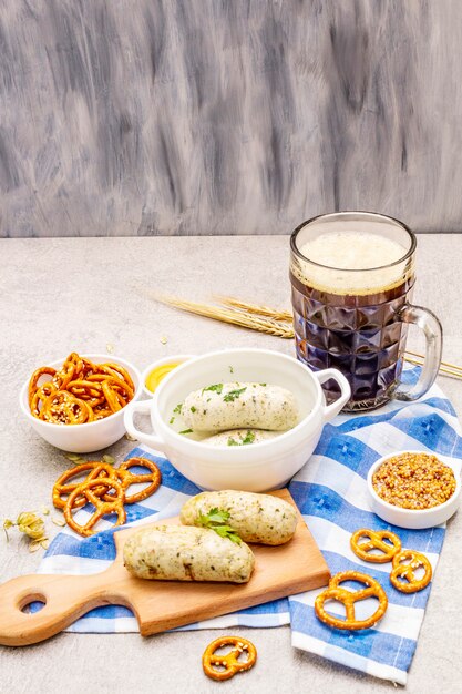 Set dell'Oktoberfest. Birra scura, weisswurst, salatini, senape, spighette di grano, luppolo