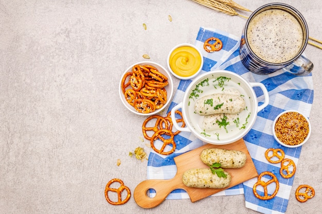 Set dell'Oktoberfest. Birra scura, weisswurst, salatini, senape, spighette di grano, luppolo