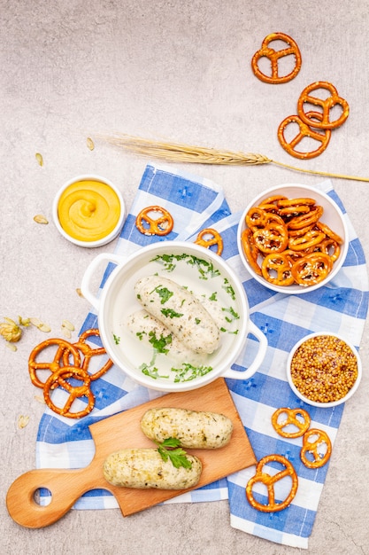 Set dell'Oktoberfest. Weisswurst di salsiccia bianca, salatini, senape, spighette di grano, luppolo