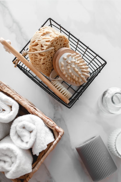 set di accessori da bagno vari. Asciugamano di spugna, sapone, pettine, olio, shampoo, panno di luffa e candele. la vista dall'alto