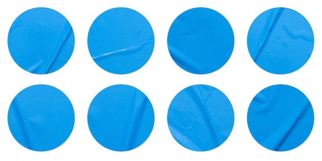 Set di adesivi di carta blu rotondi simulano etichette di etichette vuote isolate su sfondo bianco con tracciato di ritaglio per lavori di progettazione