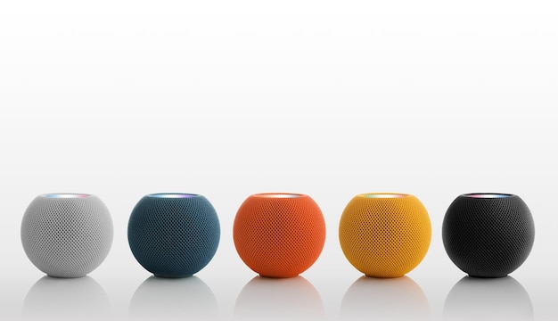 Set di altoparlanti bluetooth rotondi in diversi colori su sfondo bianco