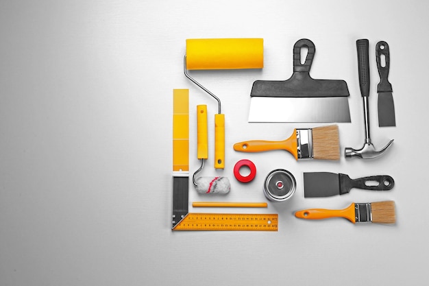 Set di attrezzature per decoratore professionale su sfondo bianco