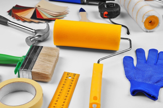 Set di attrezzature per decoratore professionale su sfondo bianco