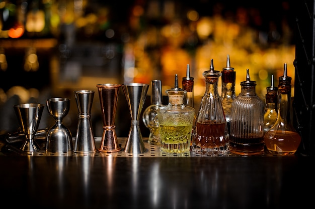 Set di attrezzi da barista inclusi jiggers e bottigliette con liquore