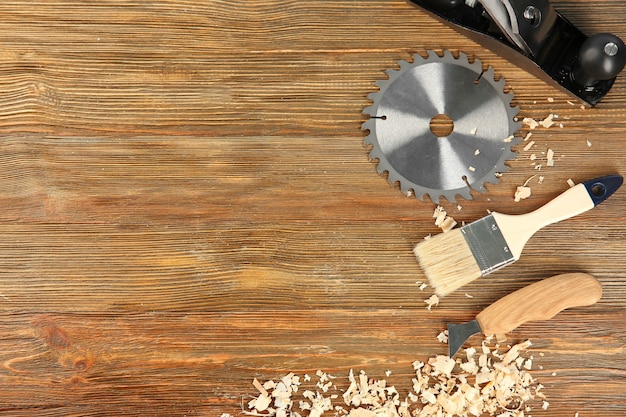 Set di attrezzi da falegname su legno
