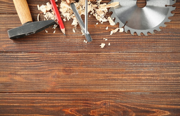 Set di attrezzi da falegname su legno