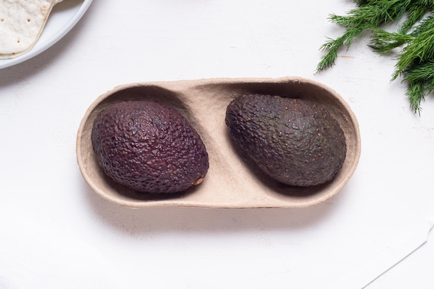 Set di avocado in confezione di cartone isolata