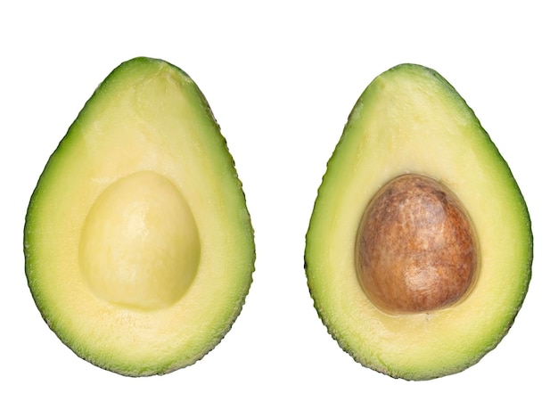 Set di avocado maturi isolati su bianco