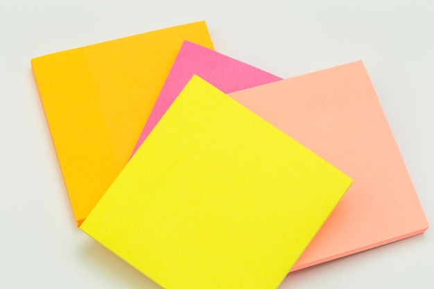set di biglietti di carta colorata su sfondo bianco