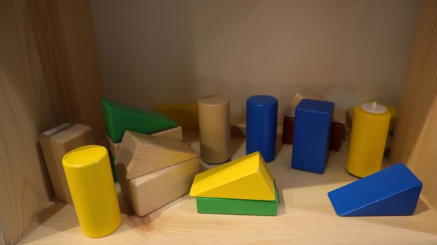 Set di blocchi da costruzione in legno duro per bambini in età prescolare Piccoli blocchi di legno colorati Giocattolo educativo di base