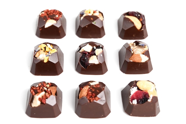 Set di bonbon fatti a mano su sfondo bianco Caramelle di cioccolato artigianali esclusive isolate su bianco