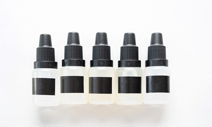 Set di bottiglie di plastica con liquido con adesivi neri in bianco Mockup