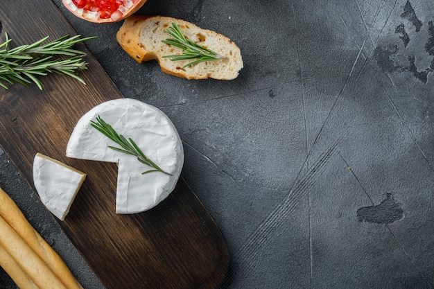 Set di camembert di formaggio di fattoria, su sfondo grigio, vista dall'alto con spazio di copia per il testo