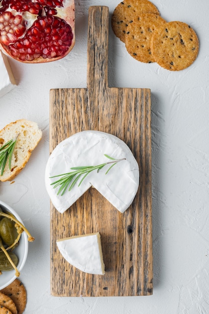 Set di camembert di formaggio di fattoria, sul tavolo bianco, vista dall'alto