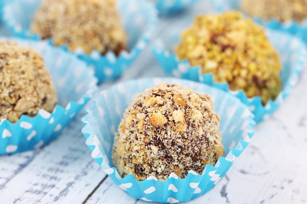 Set di caramelle al cioccolato, su fondo di legno