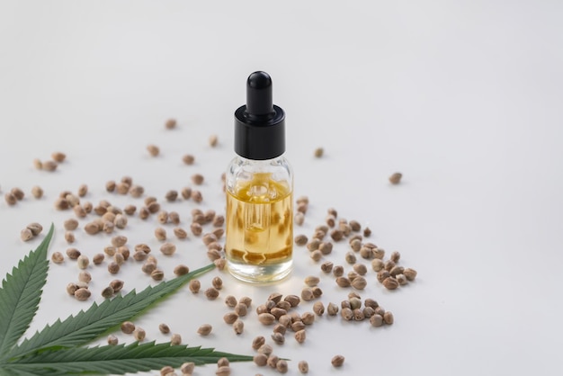 Set di caratteristiche di marijuana legalizzate con olio di CBD in bottiglia con tappo contagocce