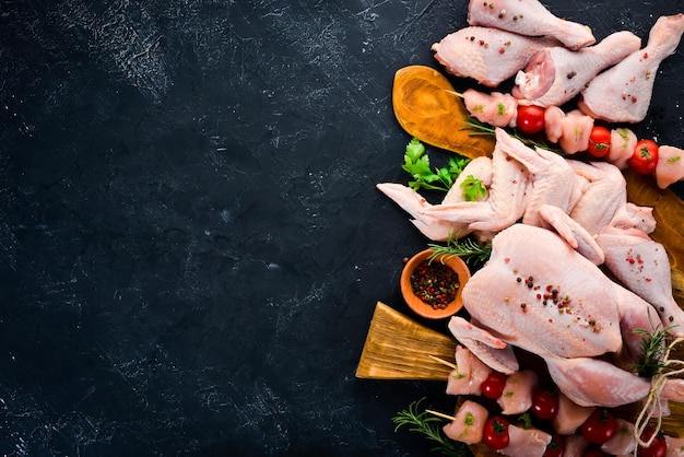 Set di carne di pollo su sfondo di pietra nera Vista dall'alto Spazio di copia gratuito