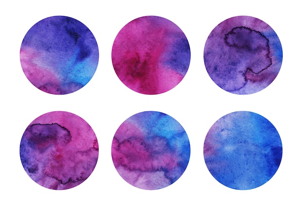 Set di cerchi colorati ad acquerello Forme geometriche rotonde viola e blu rosa su sfondo bianco Macchie di Aquarelle sulla trama della carta Modello di arte astratta per il tuo design