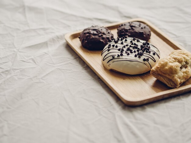 Set di ciambelle al cioccolato e tortino.