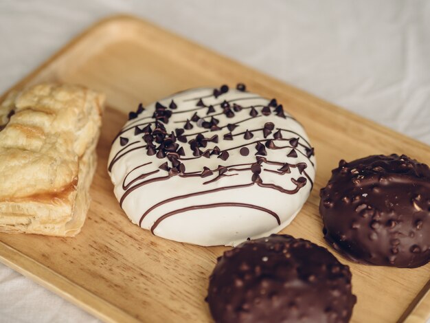 Set di ciambelle al cioccolato e tortino.