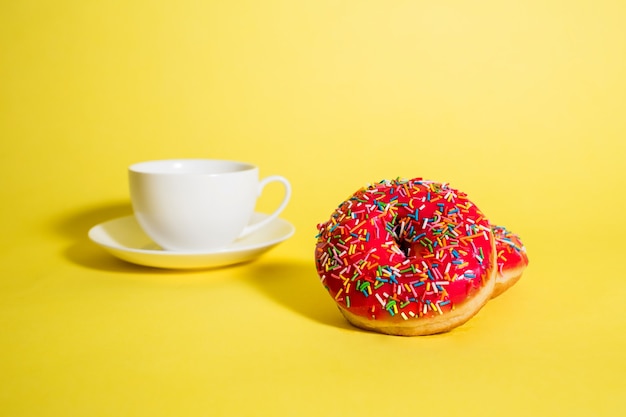 Set di ciambelle con una tazza e un piattino bianchi