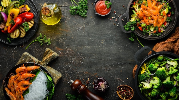 Set di cibo e piatti di verdure, carne e pesce su fondo in legno Vista dall'alto Spazio libero per il testo