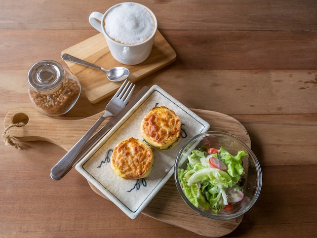 Set di cibo, insalata, spinaci al forno con formaggio e caffè