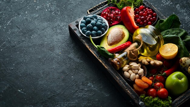 Set di cibo sano in una scatola di legno verdure frutta pesce carne noci ed erbe aromatiche Vista dall'alto Spazio libero per la copia