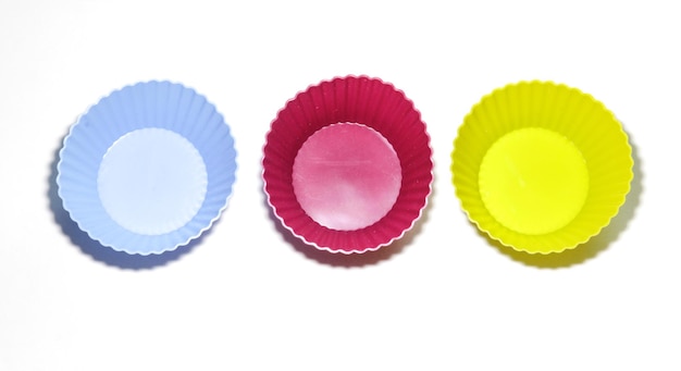 Set di colori stampi in silicone per la cottura di muffin su fondo bianco