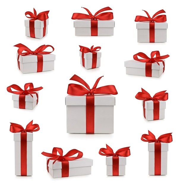 Set di confezione regalo di Natale con fiocco rosso isolato su bianco