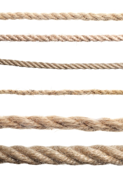 Set di corde di canapa su sfondo bianco