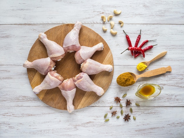 Set di cosce di pollo prima della cottura. Cosce di pollo su un tagliere.